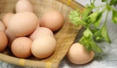 八个月宝宝能吃鸡蛋黄吗,八个月宝宝能否吃鸡蛋黄，营养与安全的考量