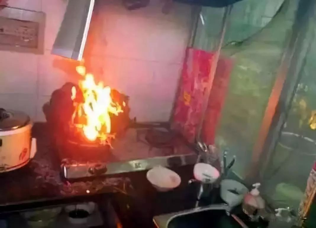 床上用品着火事件视频,床上用品着火事件视频，警示与反思