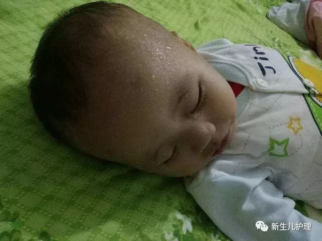 两个月宝宝出汗正常吗,两个月宝宝出汗现象解析，正常与否？