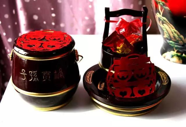 陪嫁床上用品好贵,陪嫁床上用品好贵，现代婚礼中的物质考量与文化解读