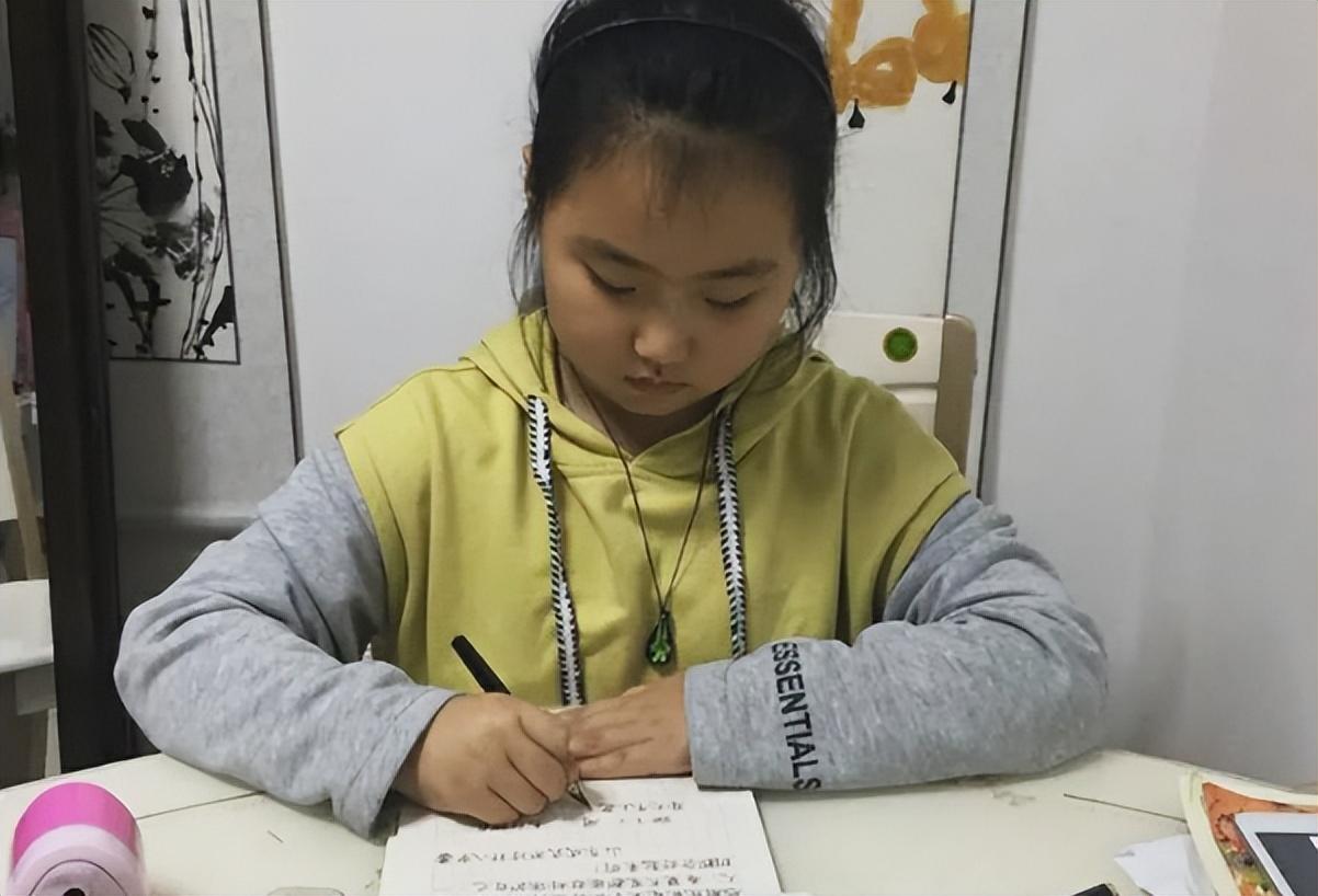两个月宝宝看电视好吗,两个月宝宝看电视，利弊分析与建议
